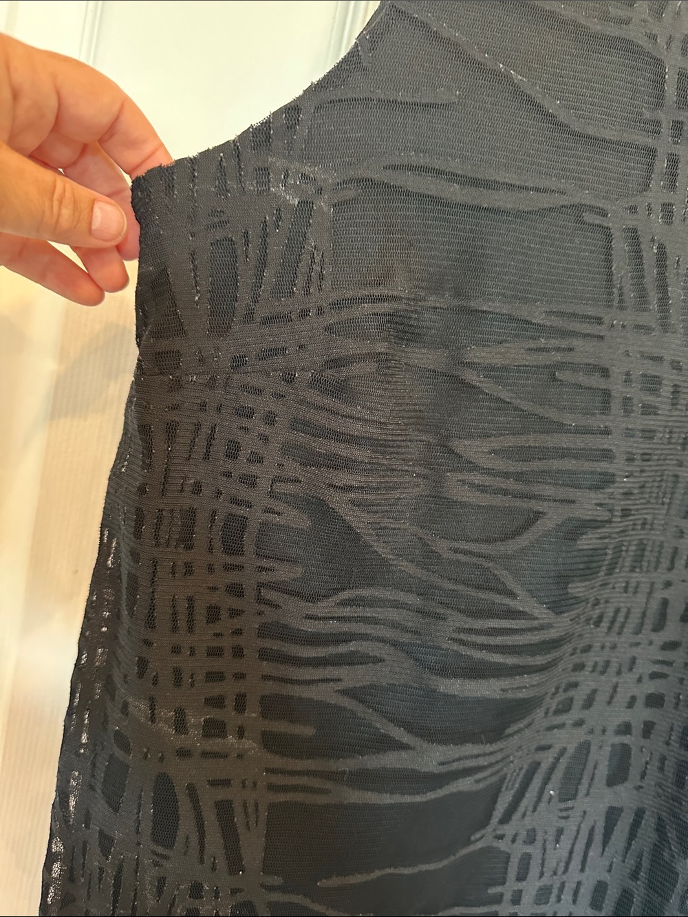 Gilli Black Sheer Patterned V-Neck Tank Top - Picture 4 of 4
